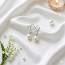 Laden Sie das Bild in den Galerie-Viewer, IVETTE | Klassisch elegante Braut Ohrringe in silber mit kleinen Kristallen und weißen Perlen