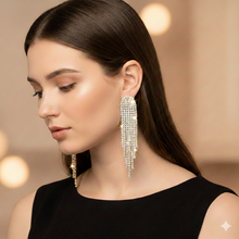 Laden Sie das Bild in den Galerie-Viewer, FABIENNE | Elegante lange Ohrringe in gold mit Kristall Strängen