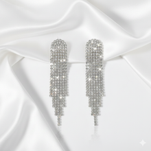 Load image into Gallery viewer, FABIENNE | Elegante lange Ohrringe in silber mit Kristall Strängen