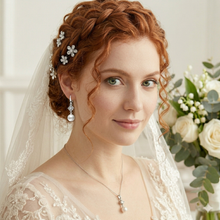 Laden Sie das Bild in den Galerie-Viewer, IVETTE | Klassisch elegante Braut Ohrringe in silber mit kleinen Kristallen und weißen Perlen