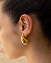 Laden Sie das Bild in den Galerie-Viewer, WATER DROP | Trendy Influencer Ohrringe in Wassertropfen Form in gold