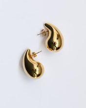 Laden Sie das Bild in den Galerie-Viewer, WATER DROP | Trendy Influencer Ohrringe in Wassertropfen Form in gold