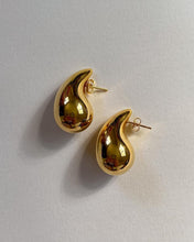 Laden Sie das Bild in den Galerie-Viewer, WATER DROP | Trendy Influencer Ohrringe in Wassertropfen Form in gold