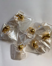 Laden Sie das Bild in den Galerie-Viewer, WATER DROP | Trendy Influencer Ohrringe in Wassertropfen Form in gold