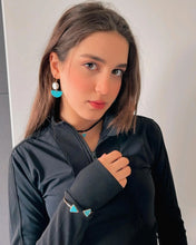 Laden Sie das Bild in den Galerie-Viewer, AELIA | Goldene Statement Ohrhänger mit Marmor türkis Halbkreis und goldenen Plättchen