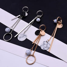 Laden Sie das Bild in den Galerie-Viewer, CELIA | Atemberaubende mismatched Ohrringe in gold mit coolen Marmor Beads und Perlen