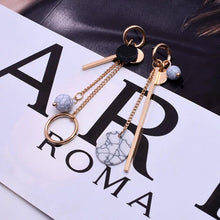 Laden Sie das Bild in den Galerie-Viewer, CELIA | Atemberaubende mismatched Ohrringe in gold mit coolen Marmor Beads und Perlen