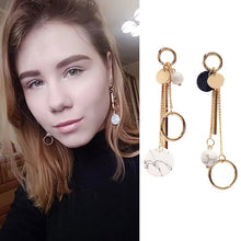 Laden Sie das Bild in den Galerie-Viewer, CELIA | Atemberaubende mismatched Ohrringe in gold mit coolen Marmor Beads und Perlen