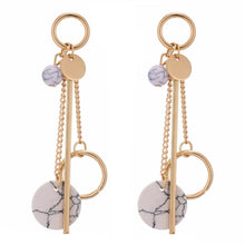 Laden Sie das Bild in den Galerie-Viewer, CELIA | Atemberaubende mismatched Ohrringe in gold mit coolen Marmor Beads und Perlen