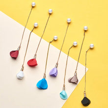 Laden Sie das Bild in den Galerie-Viewer, ROSE | Süße goldfarbene Einfädler Ohrringe mit Blüten und Perlen