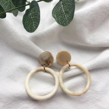Laden Sie das Bild in den Galerie-Viewer, ABIGAIL | Klassische Resin Acryl Harz Ohrringe in beige braun marmoriertem Farbmuster