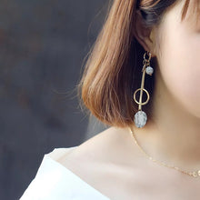 Laden Sie das Bild in den Galerie-Viewer, CELIA | Atemberaubende mismatched Ohrringe in gold mit coolen Marmor Beads und Perlen