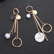 Laden Sie das Bild in den Galerie-Viewer, CELIA | Atemberaubende mismatched Ohrringe in gold mit coolen Marmor Beads und Perlen