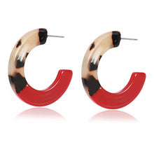Laden Sie das Bild in den Galerie-Viewer, SIERRA | Statement Retro 60s Acryl Resin Harz Ohrringe Ohrhänger Creolen Leoparden Muster rot