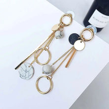 Laden Sie das Bild in den Galerie-Viewer, CELIA | Atemberaubende mismatched Ohrringe in gold mit coolen Marmor Beads und Perlen