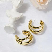 Laden Sie das Bild in den Galerie-Viewer, AUBREE | Goldfarbene 80er Retro Ohrringe 3er Hoop Creolen