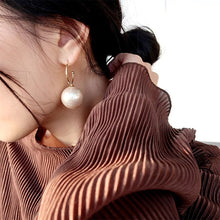 Laden Sie das Bild in den Galerie-Viewer, HUGHETTE | Coole goldene Creolen Ohrringe mit großen beigen Perlen