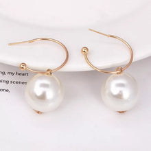 Laden Sie das Bild in den Galerie-Viewer, HUGHETTE | Coole goldene Creolen Ohrringe mit großen beigen Perlen