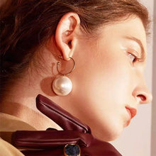 Laden Sie das Bild in den Galerie-Viewer, HUGHETTE | Coole goldene Creolen Ohrringe mit großen beigen Perlen