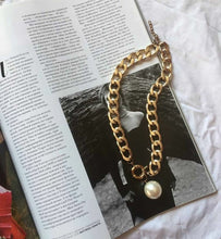 Laden Sie das Bild in den Galerie-Viewer, ESTELLE | Goldfarbene chunky chain Statement Halskette mit großer beiger Perle
