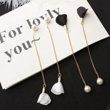 Laden Sie das Bild in den Galerie-Viewer, ROSE | Süße goldfarbene Einfädler Ohrringe mit Blüten und Perlen