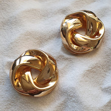 Laden Sie das Bild in den Galerie-Viewer, CLARE | Goldene French Retro Ohrringe mit Zopfmuster