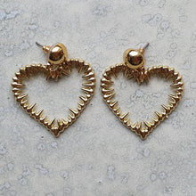 Load image into Gallery viewer, JOLA | Extravagante goldfarbene Herz Ohrringe Ohrhänger mit Spikes Party Schmuck