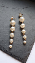 Laden Sie das Bild in den Galerie-Viewer, GIOIA | Elegante Statement Ohrringe mit crémeweißen Perlen