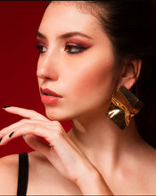 Laden Sie das Bild in den Galerie-Viewer, STRAIGHT EDGE | Coole goldfarbene Statement Ohrringe im Silk Look