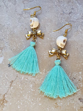 Laden Sie das Bild in den Galerie-Viewer, GemChic | Coole Rockabillie Totenkopf Ohrringe mit Quasten