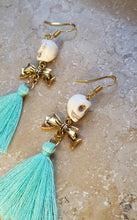 Laden Sie das Bild in den Galerie-Viewer, GemChic | Coole Rockabillie Totenkopf Ohrringe mit Quasten