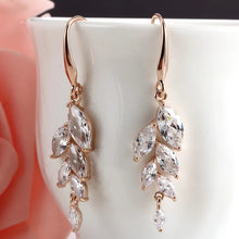 Laden Sie das Bild in den Galerie-Viewer, ELOISE | Elegant verspielte Braut Ohrringe in roségold mit Kristallen in Blüten Blattform