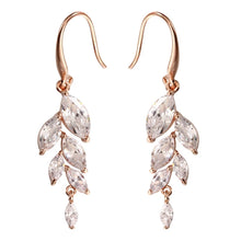 Laden Sie das Bild in den Galerie-Viewer, ELOISE | Elegant verspielte Braut Ohrringe in roségold mit Kristallen in Blüten Blattform