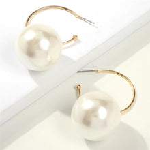 Laden Sie das Bild in den Galerie-Viewer, HUGHETTE | Coole goldene Creolen Ohrringe mit großen beigen Perlen