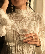 Laden Sie das Bild in den Galerie-Viewer, GIOIA | Elegante Statement Ohrringe mit crémeweißen Perlen