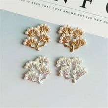 Laden Sie das Bild in den Galerie-Viewer, FOSETTE | Süße silberne Ohrstecker ist Astform mit kleinen weißen Perlen