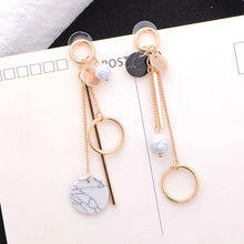 Laden Sie das Bild in den Galerie-Viewer, CELIA | Atemberaubende mismatched Ohrringe in gold mit coolen Marmor Beads und Perlen