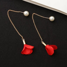 Laden Sie das Bild in den Galerie-Viewer, ROSE | Süße goldfarbene Einfädler Ohrringe mit Blüten und Perlen