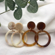 Laden Sie das Bild in den Galerie-Viewer, ABIGAIL | Klassische Resin Acryl Harz Ohrringe in beige braun marmoriertem Farbmuster