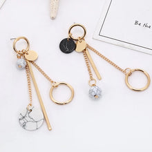 Laden Sie das Bild in den Galerie-Viewer, CELIA | Atemberaubende mismatched Ohrringe in gold mit coolen Marmor Beads und Perlen