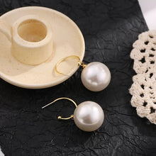 Laden Sie das Bild in den Galerie-Viewer, HUGHETTE | Coole goldene Creolen Ohrringe mit großen beigen Perlen
