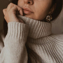 Laden Sie das Bild in den Galerie-Viewer, CLARE | Goldene French Retro Ohrringe mit Zopfmuster