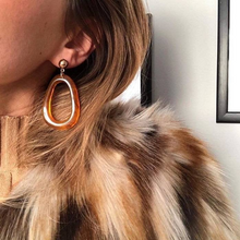 Laden Sie das Bild in den Galerie-Viewer, HAZEL | Schöne Acryl Harz Ohrringe im Retro Look braun gold marmoriert