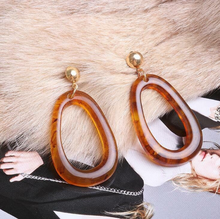 Laden Sie das Bild in den Galerie-Viewer, HAZEL | Schöne Acryl Harz Ohrringe im Retro Look braun gold marmoriert