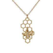 Laden Sie das Bild in den Galerie-Viewer, QUEEN BEE Mini | Schöne goldene Boho Halskette mit Honigwaben Anhänger und süßer Biene