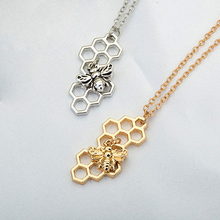 Laden Sie das Bild in den Galerie-Viewer, QUEEN BEE Mini | Schöne goldene Boho Halskette mit Honigwaben Anhänger und süßer Biene