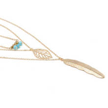 Laden Sie das Bild in den Galerie-Viewer, DIXIE | Goldfarbene Halskette mit Feder und Blatt Anhängern und süßen kleinen türkise Perlen