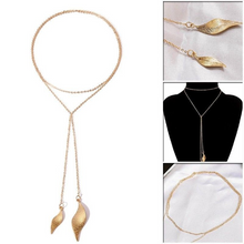 Laden Sie das Bild in den Galerie-Viewer, GABRIELLA | Schöne goldfarbene minimal Halskette mit süßen Blättern