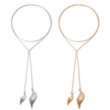 Laden Sie das Bild in den Galerie-Viewer, GABRIELLA | Schöne goldfarbene minimal Halskette mit süßen Blättern