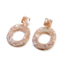 Laden Sie das Bild in den Galerie-Viewer, ARYA SMALL | Coole ovale Statement Acryl Ohrringe mit beige marmoriertem Muster im Retro Boho Look